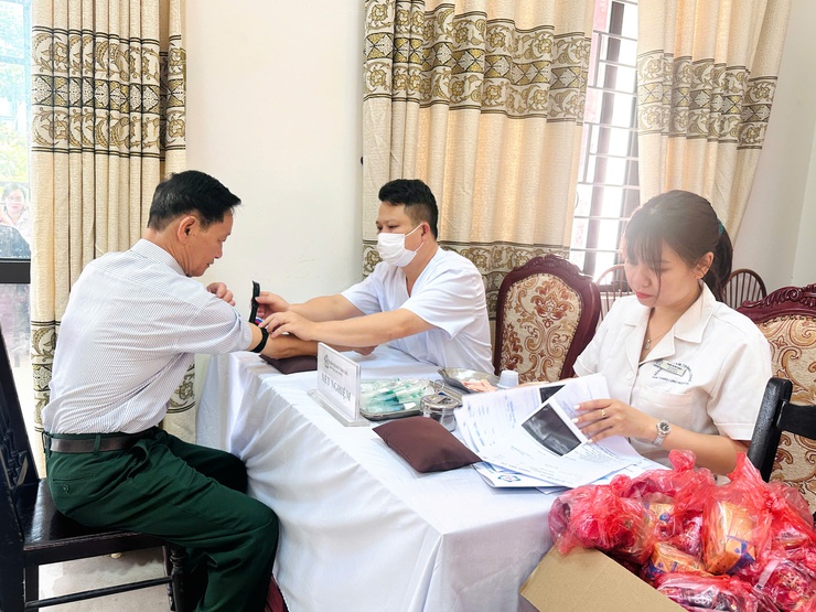 Phường Tây Tựu khám, tư vấn chăm sóc sức khỏe cho người có công và thân nhân liệt sĩ- Ảnh 3.