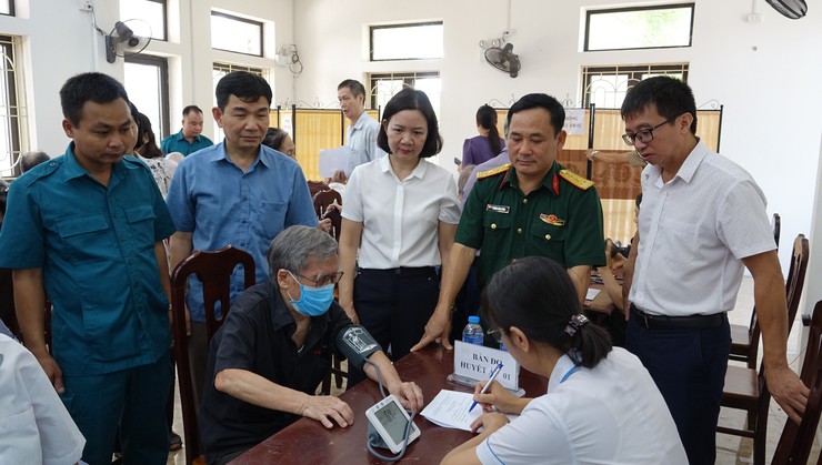 Trường Sỹ quan Pháo binh khám bệnh, cấp thuốc miễn phí cho các đối tượng chính sách phường Tùng Thiện- Ảnh 1.