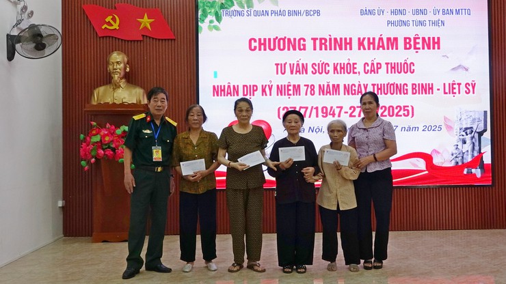 Trường Sỹ quan Pháo binh khám bệnh, cấp thuốc miễn phí cho các đối tượng chính sách phường Tùng Thiện- Ảnh 2.