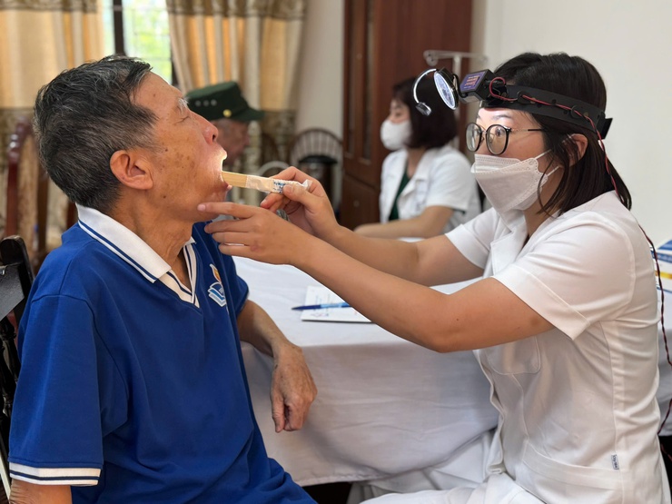 Phường Tây Tựu khám, tư vấn chăm sóc sức khỏe cho người có công và thân nhân liệt sĩ- Ảnh 2.