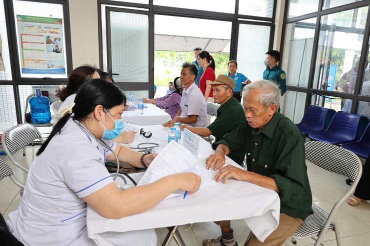 Xã Mê Linh: Khám bệnh, tư vấn sức khỏe, cấp thuốc cho hơn 700 đối tượng chính sách- Ảnh 1.