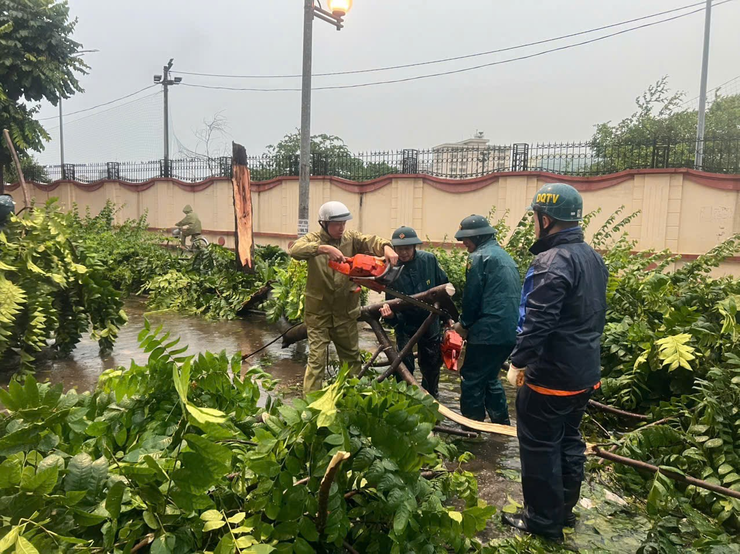 PHƯỜNG PHƯƠNG LIỆT KHẨN TRƯƠNG HUY ĐỘNG LỰC LƯỢNG KHẮC PHỤC HẬU QUẢ SAU CƠN GIÔNG LỐC, MƯA LỚN XẢY RA TRÊN ĐỊA BÀN- Ảnh 2.