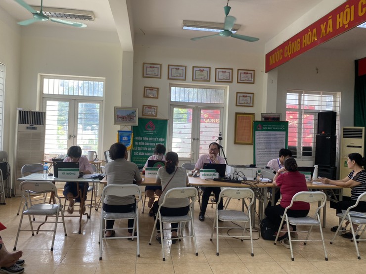 Ngân hàng Chính sách xã hội tổ chức giao ban và giao dịch tháng 7/2025 trên địa bàn phường Long Biên- Ảnh 2.