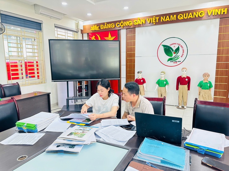 Ngành Giáo dục phường Long Biên nghiêm túc thực hiện công tác tuyển sinh trực tiếp năm học 2025–2026- Ảnh 7.