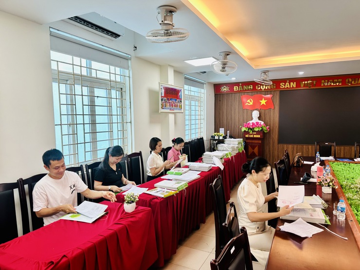 Ngành Giáo dục phường Long Biên nghiêm túc thực hiện công tác tuyển sinh trực tiếp năm học 2025–2026- Ảnh 8.