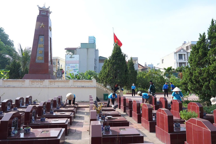 Phường Yên Nghĩa tổ chức ra quân dọn dẹp vệ sinh tại nghĩa trang liệt sĩ nhân kỷ niệm 78 năm Ngày thương binh liệt sĩ - Ảnh 3.