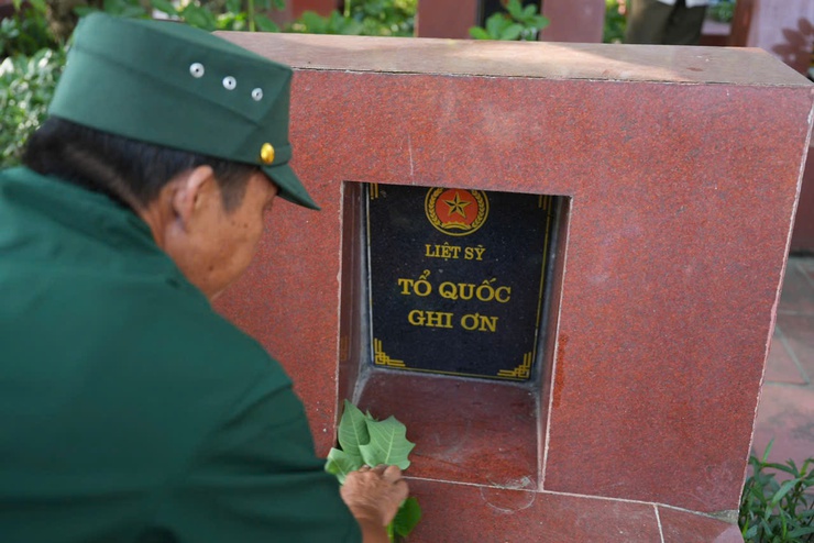 Phường Yên Nghĩa tổ chức ra quân dọn dẹp vệ sinh tại nghĩa trang liệt sĩ nhân kỷ niệm 78 năm Ngày thương binh liệt sĩ - Ảnh 4.