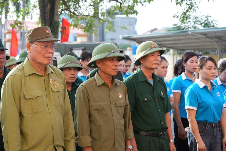 Phường Yên Nghĩa tổ chức ra quân dọn dẹp vệ sinh tại nghĩa trang liệt sĩ nhân kỷ niệm 78 năm Ngày thương binh liệt sĩ - Ảnh 2.