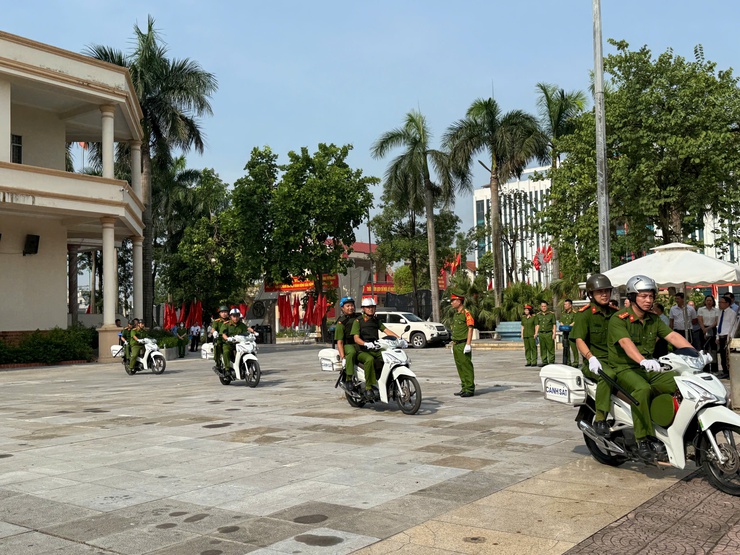 Công an xã Thanh Trì: Quyết liệt ra quân đảm bảo ANTT Đại hội Đại biểu Đảng bộ xã Thanh Trì lần thứ I, nhiệm kỳ 2025 - 2030 và các sự kiện chính trị quan trọng diễn ra trên địa bàn- Ảnh 13.