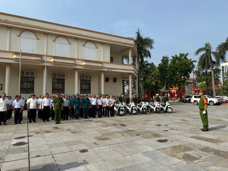 Công an xã Thanh Trì: Quyết liệt ra quân đảm bảo ANTT Đại hội Đại biểu Đảng bộ xã Thanh Trì lần thứ I, nhiệm kỳ 2025 - 2030 và các sự kiện chính trị quan trọng diễn ra trên địa bàn- Ảnh 8.