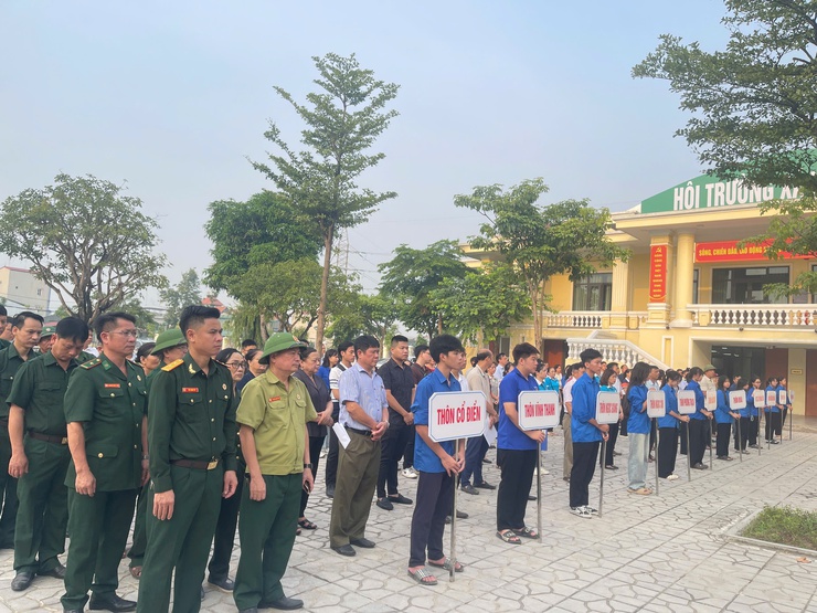 Xã Vĩnh Thanh tổ chức Lễ ra quân tổng vệ sinh môi trường và phát động thay đổi địa chỉ trên các biển báo, biển quảng cáo theo địa chỉ mới.- Ảnh 3.