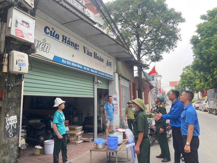 Xã Vĩnh Thanh tổ chức Lễ ra quân tổng vệ sinh môi trường và phát động thay đổi địa chỉ trên các biển báo, biển quảng cáo theo địa chỉ mới.- Ảnh 6.