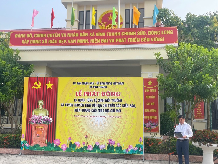 Xã Vĩnh Thanh tổ chức Lễ ra quân tổng vệ sinh môi trường và phát động thay đổi địa chỉ trên các biển báo, biển quảng cáo theo địa chỉ mới.- Ảnh 1.