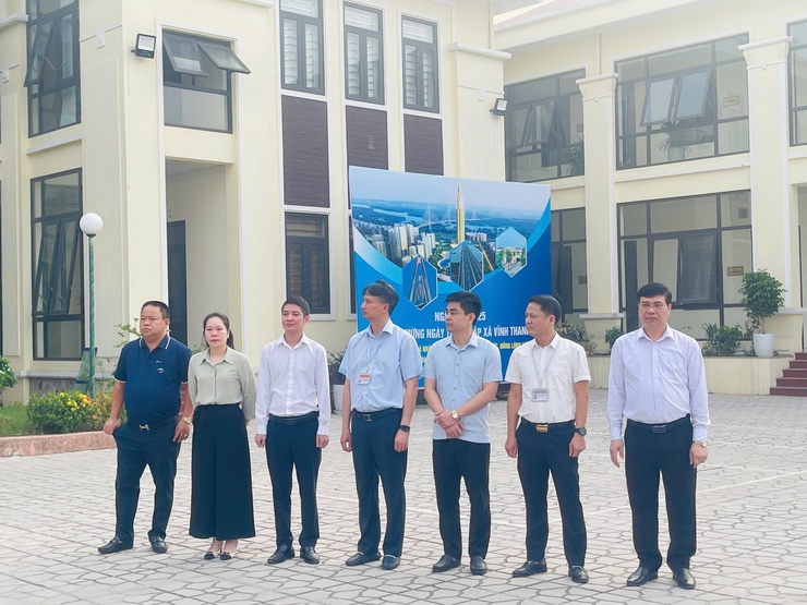 Xã Vĩnh Thanh tổ chức Lễ ra quân tổng vệ sinh môi trường và phát động thay đổi địa chỉ trên các biển báo, biển quảng cáo theo địa chỉ mới.- Ảnh 2.