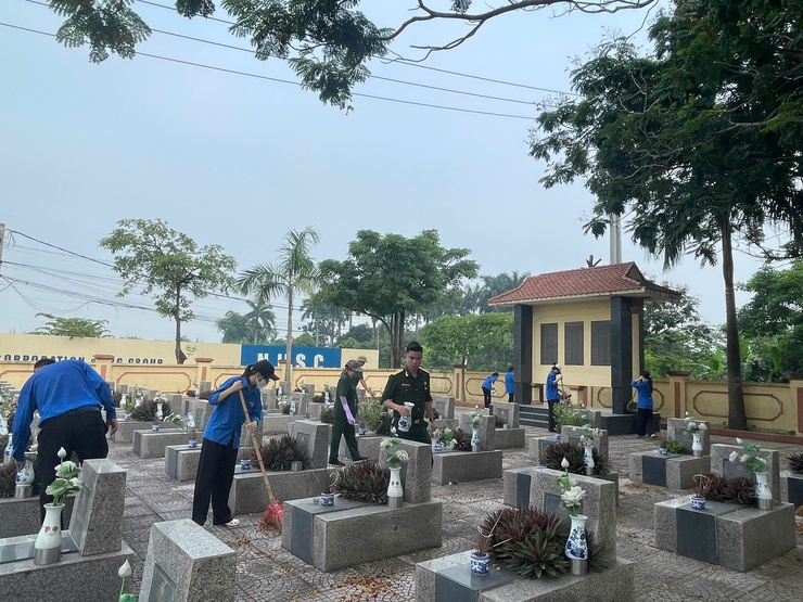 Xã Vĩnh Thanh tổ chức Lễ ra quân tổng vệ sinh môi trường và phát động thay đổi địa chỉ trên các biển báo, biển quảng cáo theo địa chỉ mới.- Ảnh 4.