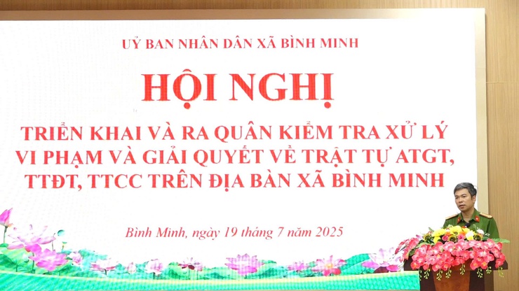 Hội nghị triển khai và ra quân kiểm tra xử lý vi phạm và giải quyết về trật tự an toàn giao thông, trật tự đô thị, trật tự công cộng trên địa bàn xã Bình Minh- Ảnh 2.