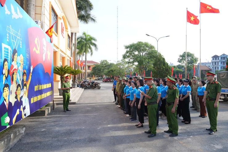 Phường Yên Nghĩa tổ chức ra quân dọn dẹp vệ sinh tại nghĩa trang liệt sĩ nhân kỷ niệm 78 năm Ngày thương binh liệt sĩ - Ảnh 1.