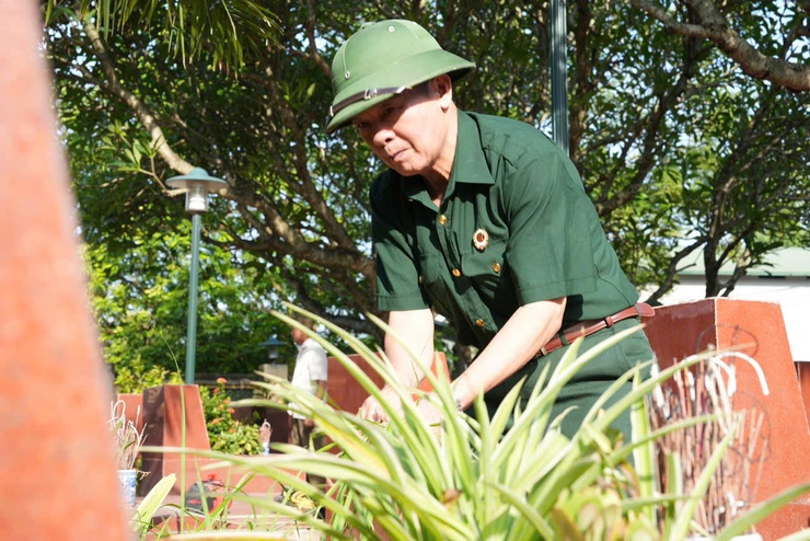 Phường Yên Nghĩa tổ chức ra quân dọn dẹp vệ sinh tại nghĩa trang liệt sĩ nhân kỷ niệm 78 năm Ngày thương binh liệt sĩ - Ảnh 6.