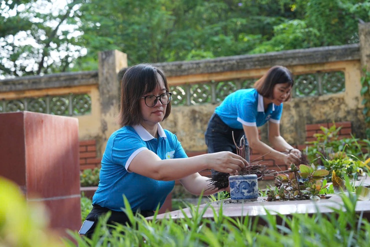 Phường Yên Nghĩa tổ chức ra quân dọn dẹp vệ sinh tại nghĩa trang liệt sĩ nhân kỷ niệm 78 năm Ngày thương binh liệt sĩ - Ảnh 9.