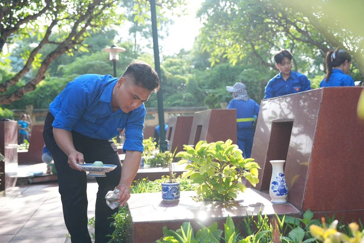 Phường Yên Nghĩa tổ chức ra quân dọn dẹp vệ sinh tại nghĩa trang liệt sĩ nhân kỷ niệm 78 năm Ngày thương binh liệt sĩ - Ảnh 8.