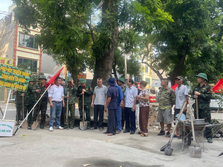 Tổ dân phố 17Y phường Yên Nghĩa phối hợp với Sư đoàn Bộ binh 301 và các đơn vị đóng trên địa bàn tổ chức các hoạt động nhân dịp kỷ niệm 78 năm Ngày thương binh liệt sĩ- Ảnh 1.