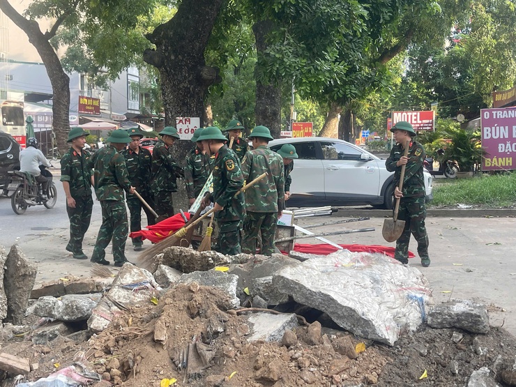 Tổ dân phố 17Y phường Yên Nghĩa phối hợp với Sư đoàn Bộ binh 301 và các đơn vị đóng trên địa bàn tổ chức các hoạt động nhân dịp kỷ niệm 78 năm Ngày thương binh liệt sĩ- Ảnh 2.