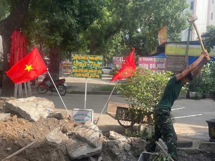 Tổ dân phố 17Y phường Yên Nghĩa phối hợp với Sư đoàn Bộ binh 301 và các đơn vị đóng trên địa bàn tổ chức các hoạt động nhân dịp kỷ niệm 78 năm Ngày thương binh liệt sĩ- Ảnh 4.