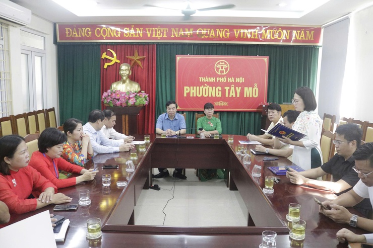 Hội nghị công bố các Quyết định thành lập Chi bộ 
trực thuộc Đảng bộ UBND phường Tây Mỗ- Ảnh 1.