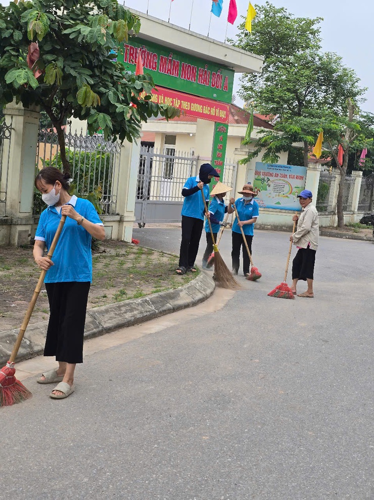 Xã Vĩnh Thanh tổ chức Lễ ra quân tổng vệ sinh môi trường và phát động thay đổi địa chỉ trên các biển báo, biển quảng cáo theo địa chỉ mới.- Ảnh 5.