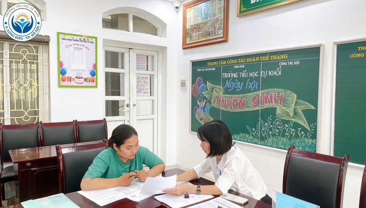 Ngành Giáo dục phường Long Biên nghiêm túc thực hiện công tác tuyển sinh trực tiếp năm học 2025–2026- Ảnh 2.