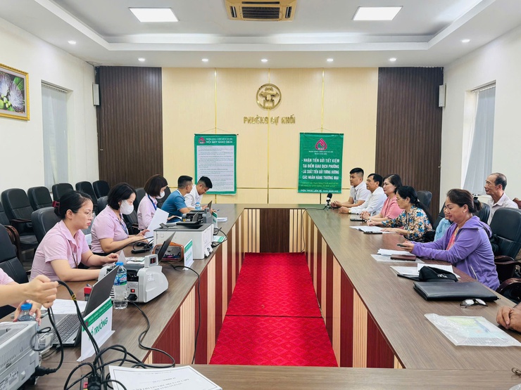 Ngân hàng Chính sách xã hội tổ chức giao ban và giao dịch tháng 7/2025 trên địa bàn phường Long Biên- Ảnh 1.