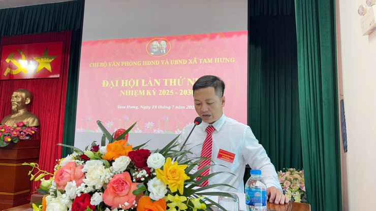 Chi bộ Văn phòng HĐND & UBND xã Tam Hưng: Hạt nhân chính trị vững mạnh trong bộ máy chính quyền cơ sở- Ảnh 2.
