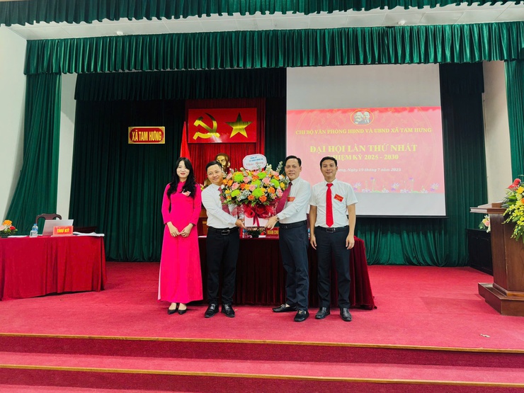 Chi bộ Văn phòng HĐND & UBND xã Tam Hưng: Hạt nhân chính trị vững mạnh trong bộ máy chính quyền cơ sở- Ảnh 5.