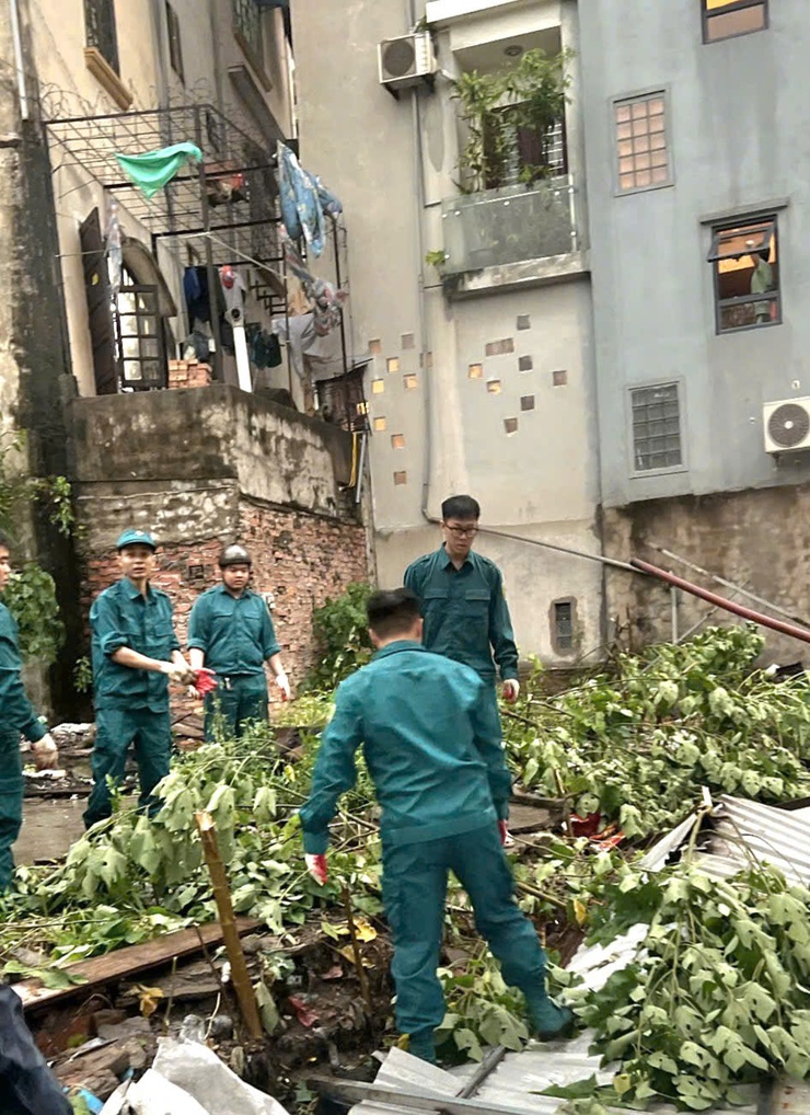 Phường Ngọc Hà khẩn trương khắc phục hậu quả sau cơn giông lốc mạnh chiều 19/7- Ảnh 3.