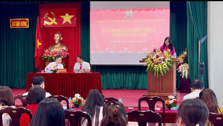 Chi bộ Văn phòng HĐND & UBND xã Tam Hưng: Hạt nhân chính trị vững mạnh trong bộ máy chính quyền cơ sở- Ảnh 4.
