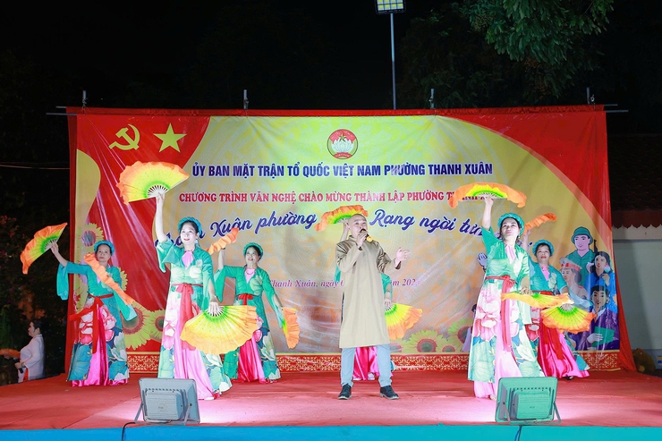 "Thanh Xuân phường mới - Rạng ngời tương lai": Chương trình văn nghệ đặc sắc khai mở kỷ nguyên mới của phường Thanh Xuân- Ảnh 3.