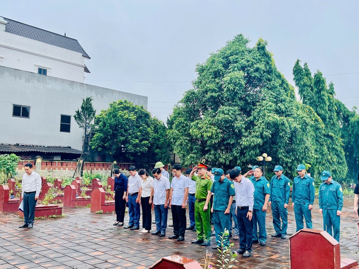 Xã Yên Bài tổ chức lễ dâng hương, dâng hoa viếng nghĩa trang liệt sĩ.- Ảnh 1.