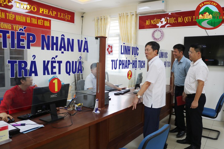 Đồng chí Đàm Công Lợi – Bí thư Đảng ủy, Chủ tịch HĐND xã Phú Cát kiểm tra công vụ tại điểm tiếp công dân và các đoàn thể- Ảnh 1.