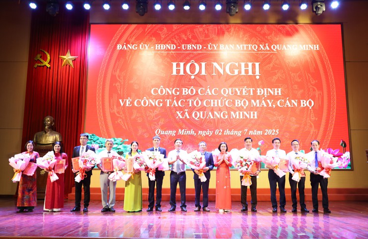 Đảng ủy, HĐND, UBND xã Quang Minh công bố các quyết định về công tác cán bộ- Ảnh 1.