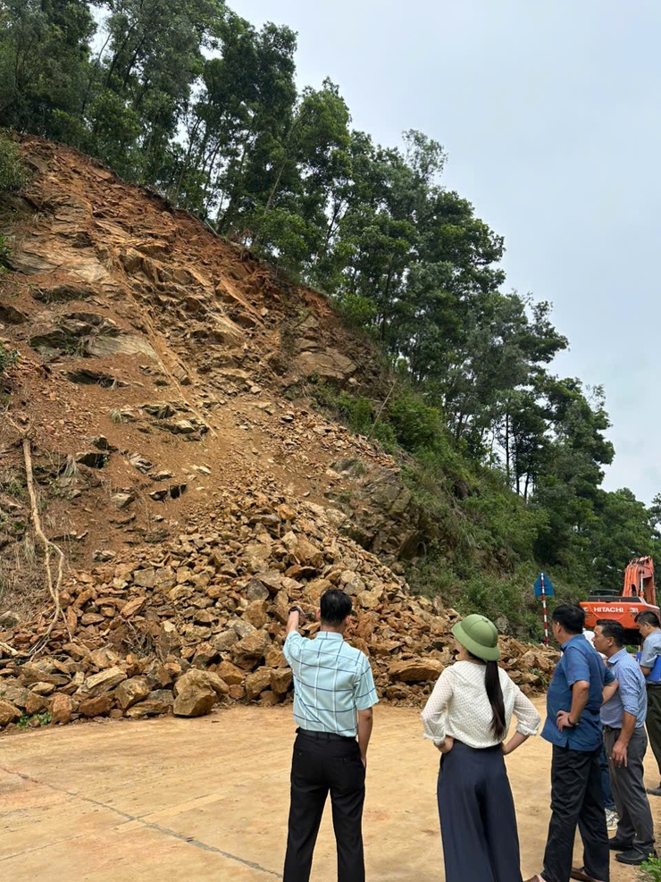 UBND XÃ TRUNG GIÃ KHẨN TRƯƠNG VÀO CUỘC ỨNG PHÓ SẠT LỞ- Ảnh 1.