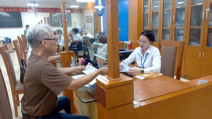 Người dân hài lòng với tinh thần phục vụ tận tình, chuyên nghiệp- Ảnh 1.