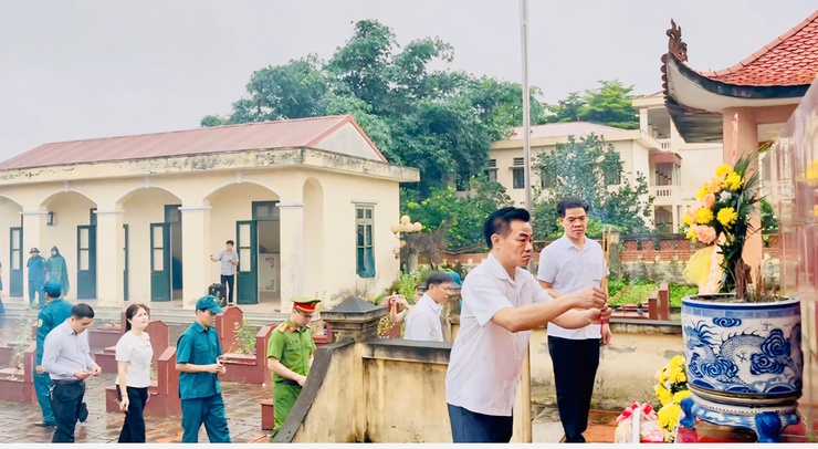 Xã Yên Bài tổ chức lễ dâng hương, dâng hoa viếng nghĩa trang liệt sĩ.- Ảnh 2.