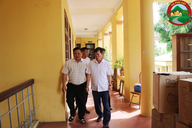 Đồng chí Đàm Công Lợi – Bí thư Đảng ủy, Chủ tịch HĐND xã Phú Cát kiểm tra công vụ tại điểm tiếp công dân và các đoàn thể- Ảnh 2.