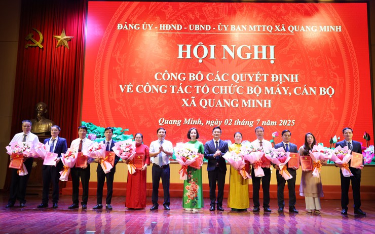 Đảng ủy, HĐND, UBND xã Quang Minh công bố các quyết định về công tác cán bộ- Ảnh 2.