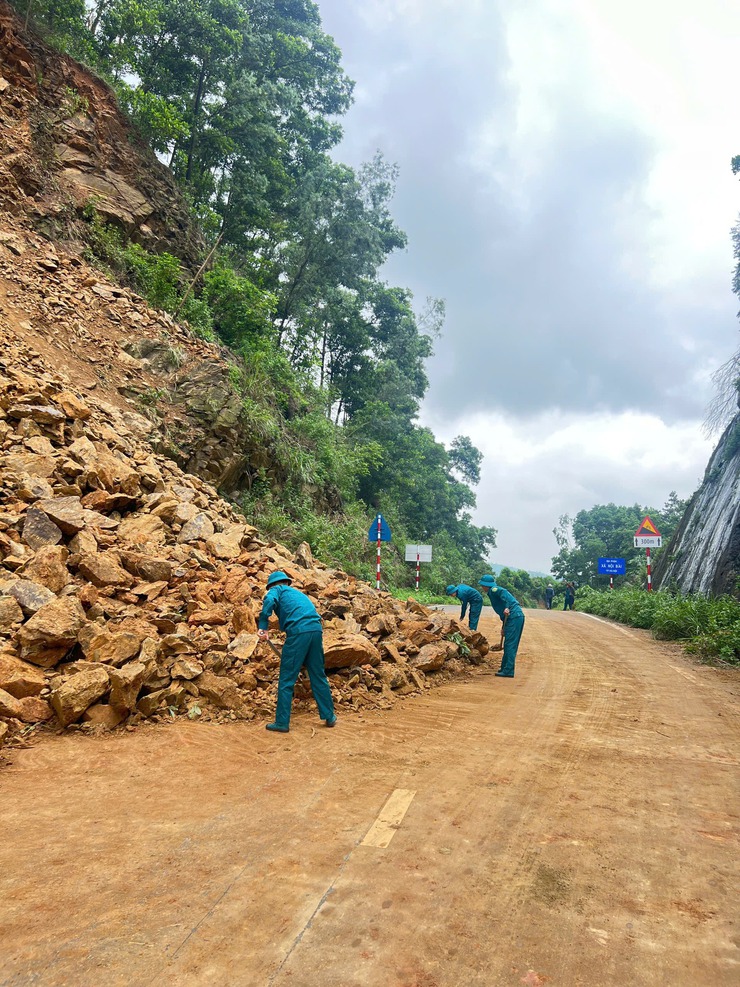 UBND XÃ TRUNG GIÃ KHẨN TRƯƠNG VÀO CUỘC ỨNG PHÓ SẠT LỞ- Ảnh 3.
