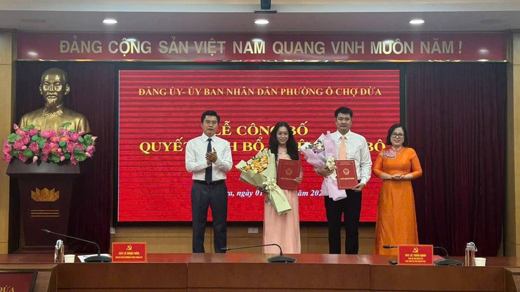Phường Ô Chợ Dừa tổ chức Hội nghị công bố và trao các quyết định về công tác cán bộ- Ảnh 3.