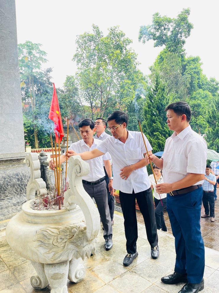 Xã Yên Bài tổ chức lễ dâng hương, dâng hoa viếng nghĩa trang liệt sĩ.- Ảnh 3.