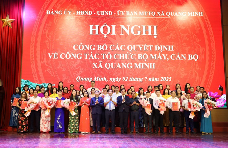 Đảng ủy, HĐND, UBND xã Quang Minh công bố các quyết định về công tác cán bộ- Ảnh 3.