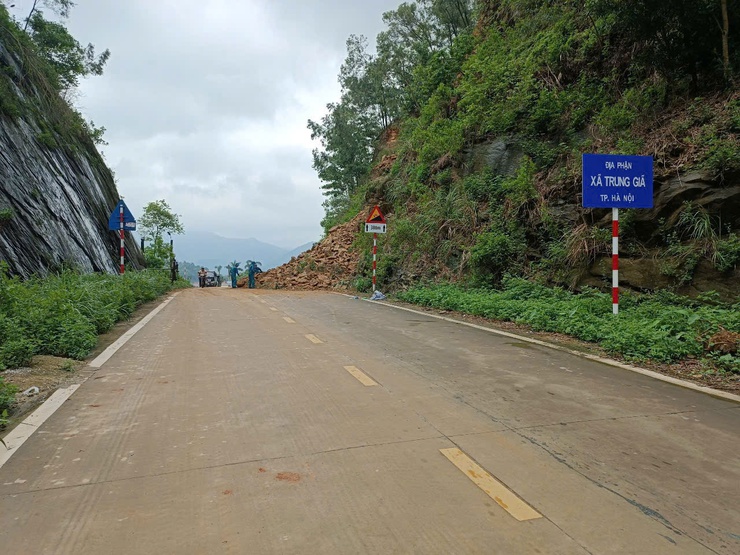 UBND XÃ TRUNG GIÃ KHẨN TRƯƠNG VÀO CUỘC ỨNG PHÓ SẠT LỞ- Ảnh 2.