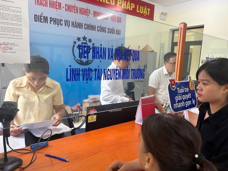 Điểm Phục vụ hành chính công xã Suối Hai sẵn sàng phục vụ người dân và doanh nghiệp- Ảnh 1.